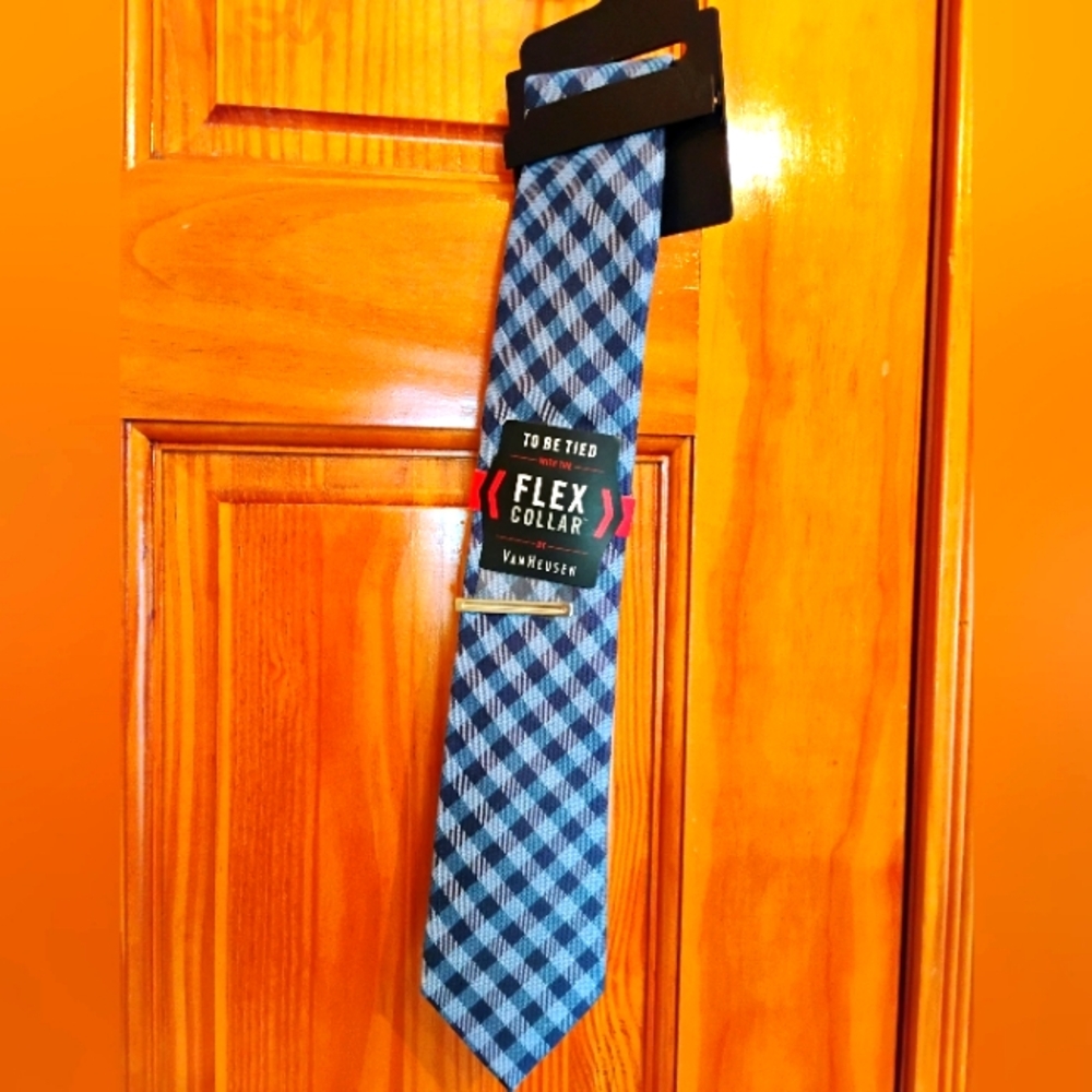 Van Heusen tie, NEW with tags